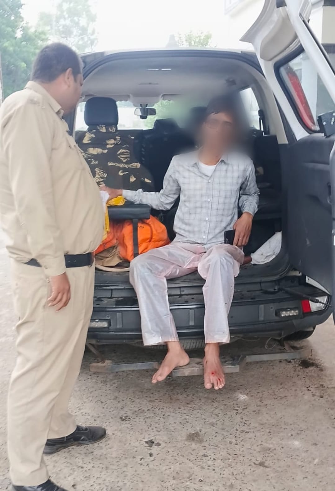 सागर जिले के थाना सिविल लाइन क्षेत्र में कार और मोटर साईकिल की टक्कर हो जाने से घायल हुए 01 व्यक्ति को, डायल-112 के जवानों ने पहुँचाया अस्पताल।
